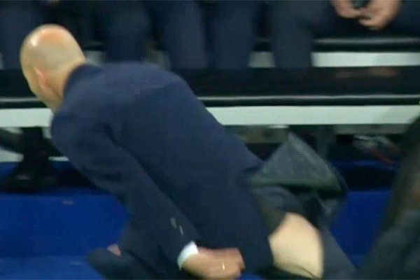 Zidane trebuie sa isi schimbe croitorul :)) Antrenorul lui Real a ramas iar in fundul gol, ca la meciul cu Wolfsburg! FOTO_2