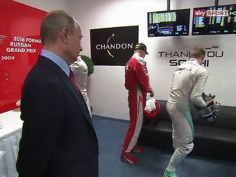 
	FOTO | Momentul fabulos in care Vladimir Putin este ignorat de campionul din F1: Rosberg si-a dat tarziu seama cine a venit sa-l vada :)
