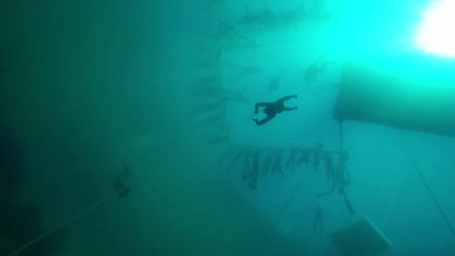Earthenware versus atomic RECORDUL MONDIAL reusit de "regele scufundarilor". Cat timp si-a tinut  respiratia sub apa | Sport.ro