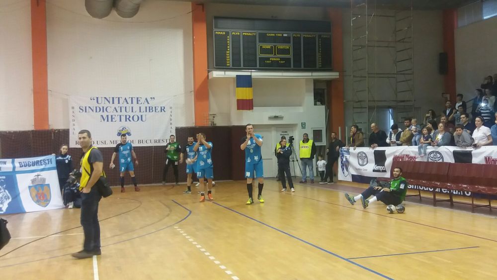 FOTO Petrecerea continua! Handbalistele de la CSM au prezentat trofeul Ligii Campionilor la meciul baietilor de la sala Rapid_5