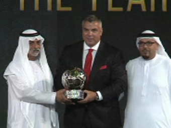 
	&quot;Trofeul asta ma obliga sa fiu mult mai bun!&quot; Cosmin Olaroiu a fost numit antrenorul anului in Emirate
