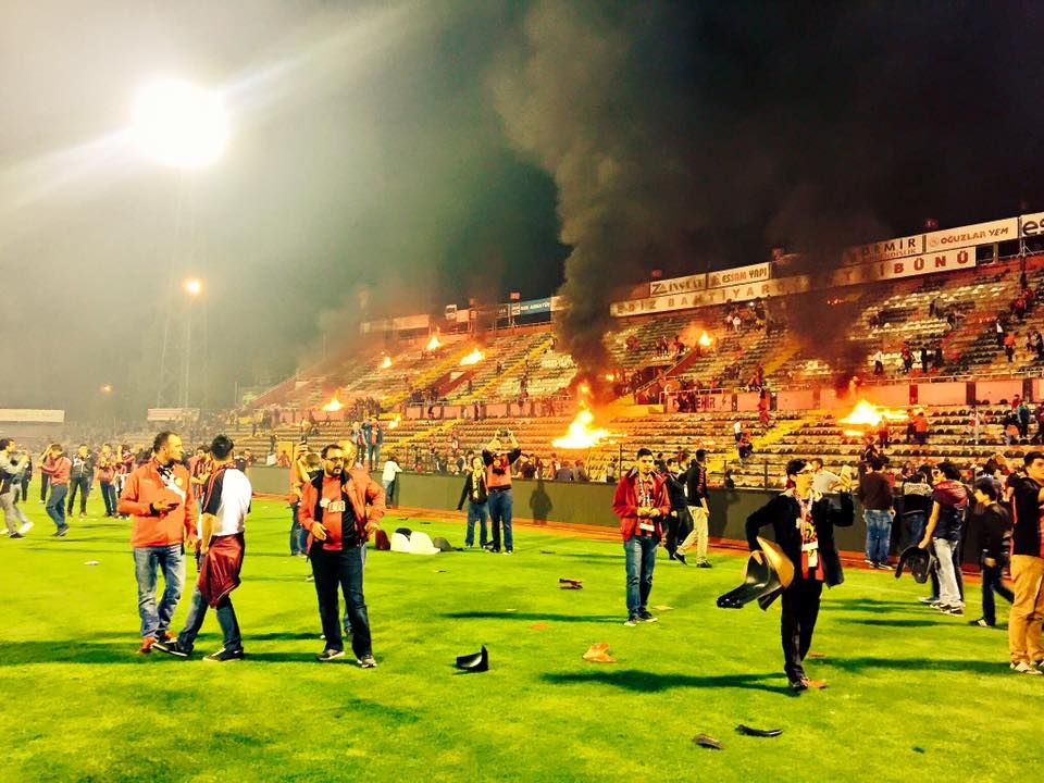 Au dat FOC stadionului! Fanii din Turcia care au declansat IADUL dupa ce echipa lor a retrogradat din prima liga. VIDEO_2