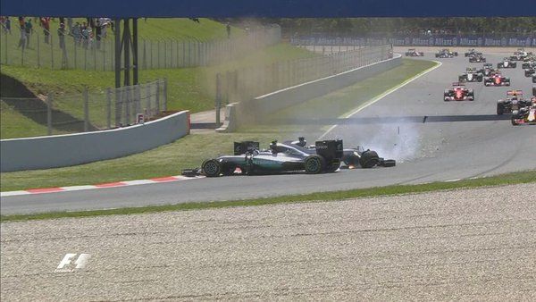 Scene INCREDIBILE in Marele Premiu al Spaniei! Hamilton si Rosberg s-au ciocnit dupa nici 30 de secunde si sunt OUT! Mercedes a ramas fara masini_1
