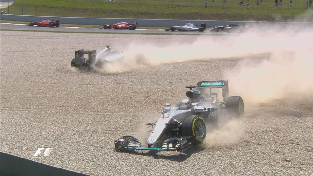Scene INCREDIBILE in Marele Premiu al Spaniei! Hamilton si Rosberg s-au ciocnit dupa nici 30 de secunde si sunt OUT! Mercedes a ramas fara masini_2