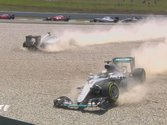 
	Scene INCREDIBILE in Marele Premiu al Spaniei! Hamilton si Rosberg s-au ciocnit dupa nici 30 de secunde si sunt OUT! Mercedes a ramas fara masini
