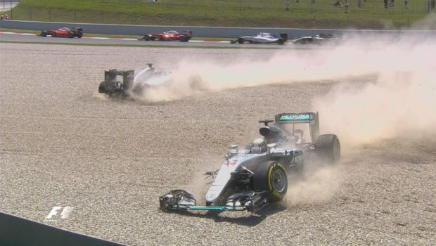 
	Scene INCREDIBILE in Marele Premiu al Spaniei! Hamilton si Rosberg s-au ciocnit dupa nici 30 de secunde si sunt OUT! Mercedes a ramas fara masini
