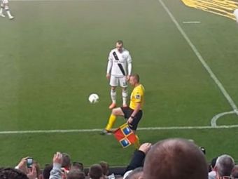 
	VIDEO SENZATIONAL intr-un meci din Polonia! Tusierul a luat mingea in timpul meciului si a inceput sa jongleze cu ea
