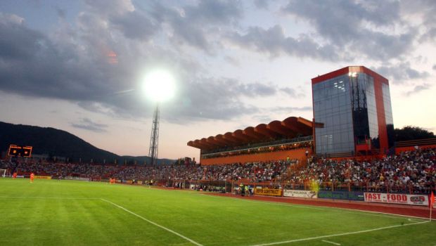 
	Dezastru pentru un fost club istoric din Liga I: Gazonul e plin de ciuperci, nu au apa, curent si gaze, echipa a picat in ULTIMA DIVIZIE, toti angajatii au fost dati afara
