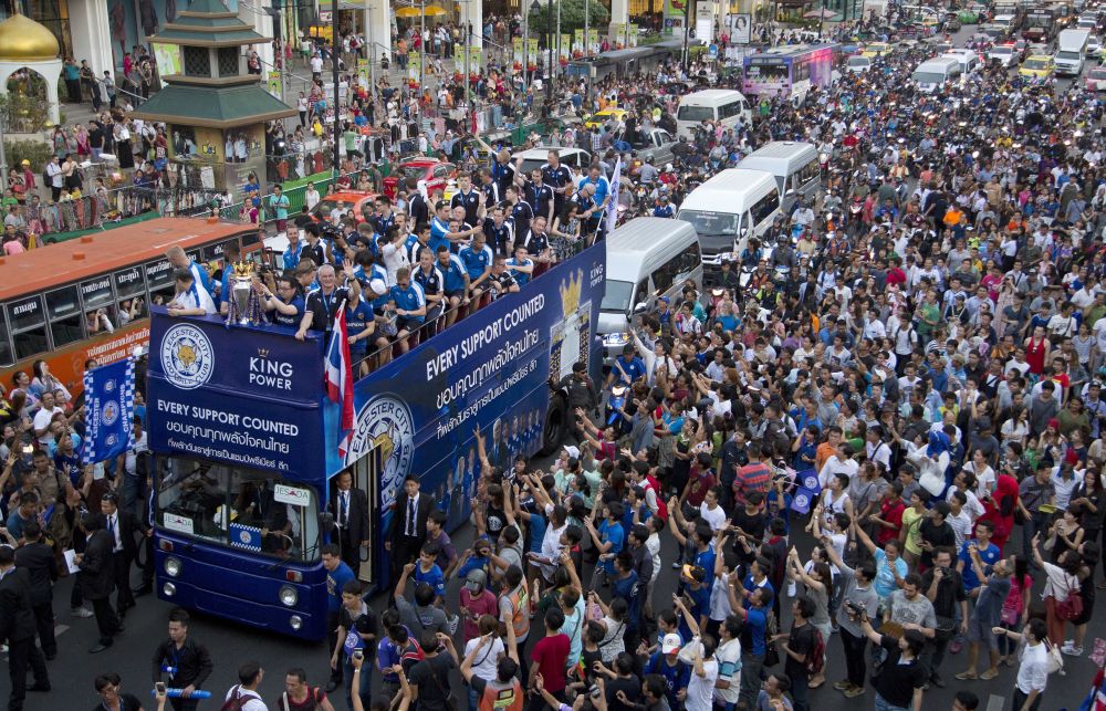 Imagini fabuloase: Leicester a scos pe strazile din Bangkok de patru ori mai multi oameni decat la ea "acasa". UN MILION de thailandezi i-au aplaudat pe Ranieri & Co_11