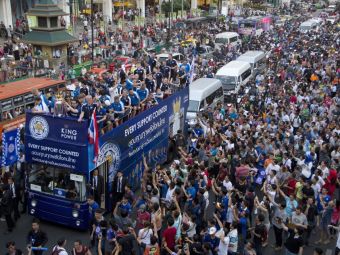 
	Imagini fabuloase: Leicester a scos pe strazile din Bangkok de patru ori mai multi oameni decat la ea &quot;acasa&quot;. UN MILION de thailandezi i-au aplaudat pe Ranieri &amp; Co
