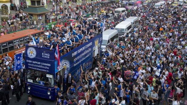 
	Imagini fabuloase: Leicester a scos pe strazile din Bangkok de patru ori mai multi oameni decat la ea &quot;acasa&quot;. UN MILION de thailandezi i-au aplaudat pe Ranieri &amp; Co
