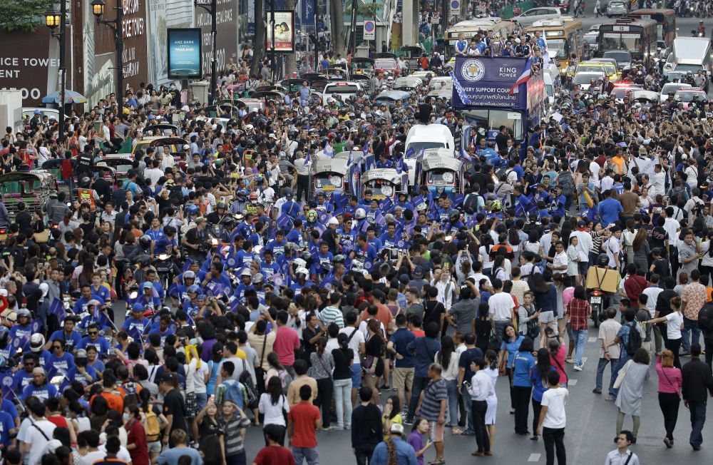 Imagini fabuloase: Leicester a scos pe strazile din Bangkok de patru ori mai multi oameni decat la ea "acasa". UN MILION de thailandezi i-au aplaudat pe Ranieri & Co_3