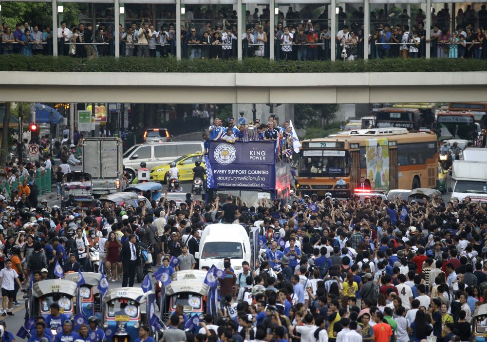Imagini fabuloase: Leicester a scos pe strazile din Bangkok de patru ori mai multi oameni decat la ea "acasa". UN MILION de thailandezi i-au aplaudat pe Ranieri & Co_4