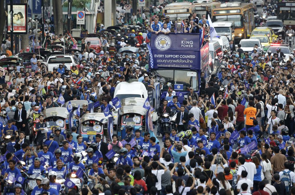 Imagini fabuloase: Leicester a scos pe strazile din Bangkok de patru ori mai multi oameni decat la ea "acasa". UN MILION de thailandezi i-au aplaudat pe Ranieri & Co_5