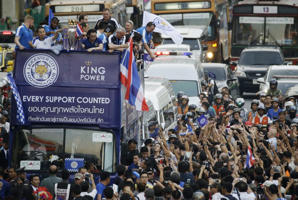 Imagini fabuloase: Leicester a scos pe strazile din Bangkok de patru ori mai multi oameni decat la ea "acasa". UN MILION de thailandezi i-au aplaudat pe Ranieri & Co_6