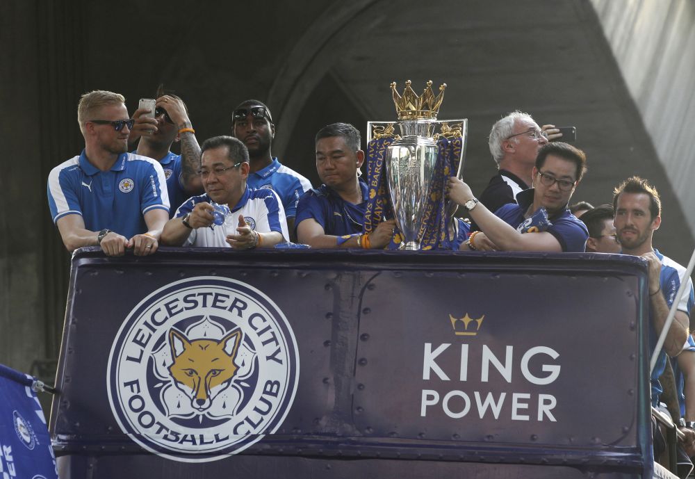 Imagini fabuloase: Leicester a scos pe strazile din Bangkok de patru ori mai multi oameni decat la ea "acasa". UN MILION de thailandezi i-au aplaudat pe Ranieri & Co_7