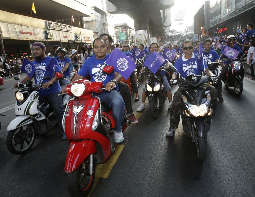 Imagini fabuloase: Leicester a scos pe strazile din Bangkok de patru ori mai multi oameni decat la ea "acasa". UN MILION de thailandezi i-au aplaudat pe Ranieri & Co_8