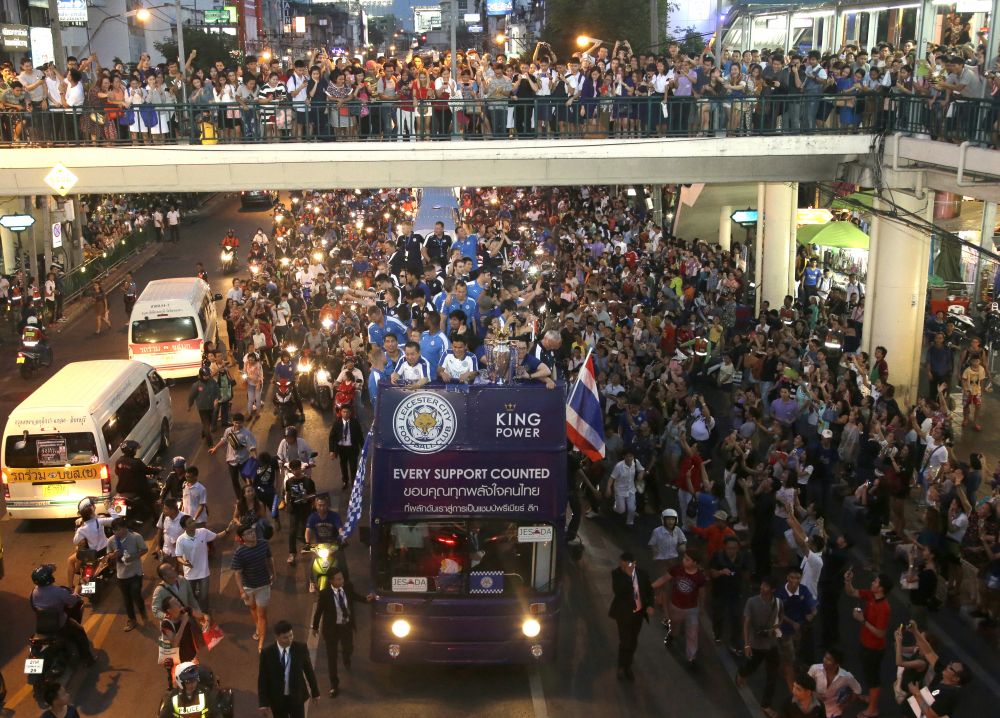 Imagini fabuloase: Leicester a scos pe strazile din Bangkok de patru ori mai multi oameni decat la ea "acasa". UN MILION de thailandezi i-au aplaudat pe Ranieri & Co_9