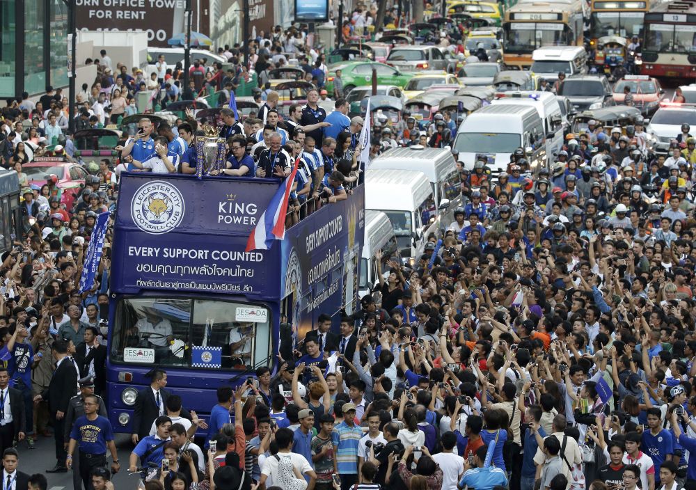 Imagini fabuloase: Leicester a scos pe strazile din Bangkok de patru ori mai multi oameni decat la ea "acasa". UN MILION de thailandezi i-au aplaudat pe Ranieri & Co_10