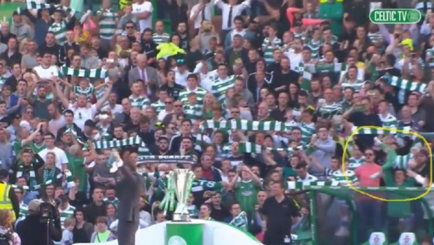 
	Imaginea saptamanii! Un fan Celtic si-a folosit copilul pe post de fular la prezentarea lui Brendan Rodgers! 14.000 de nebuni in tribune

