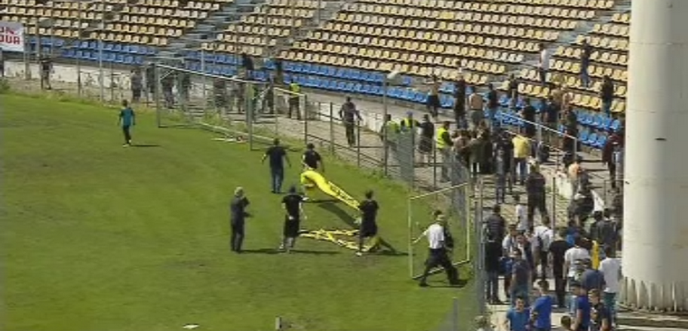 Imagini surprinse astazi la Brasov: suporterii au rupt gardurile si au intrat pe teren, un fan a ajuns la spital. FOTO_1