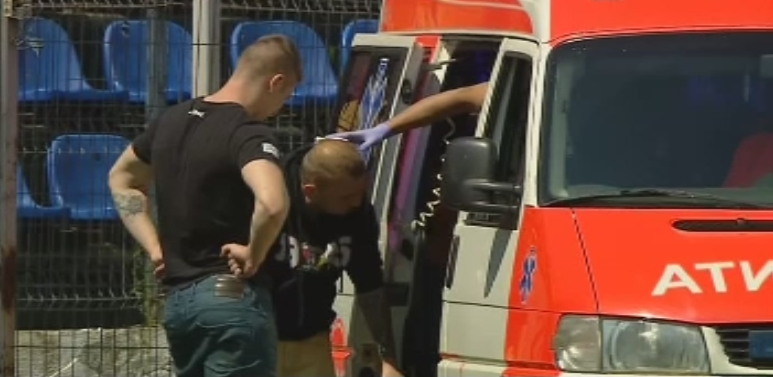 Imagini surprinse astazi la Brasov: suporterii au rupt gardurile si au intrat pe teren, un fan a ajuns la spital. FOTO_3