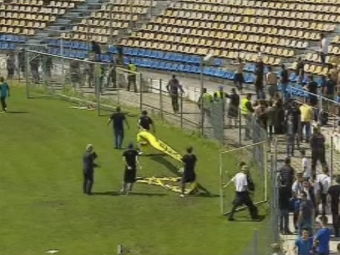 Imagini surprinse astazi la Brasov: suporterii au rupt gardurile si au intrat pe teren, un fan a ajuns la spital. FOTO 
