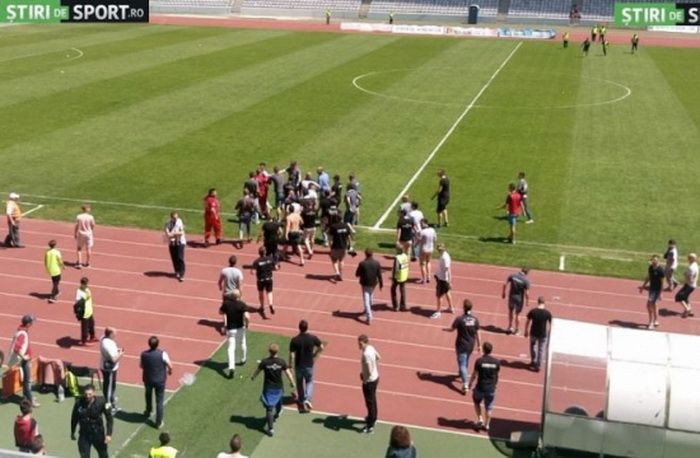 VIDEO UPDATE: Suporterii Universitatii Cluj au intrat pe teren cu bate si i-au alergat pe jucatori. L-au prins pe Cordos si au rupt tricoul de pe el_1