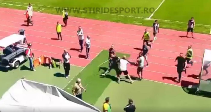 VIDEO UPDATE: Suporterii Universitatii Cluj au intrat pe teren cu bate si i-au alergat pe jucatori. L-au prins pe Cordos si au rupt tricoul de pe el_2