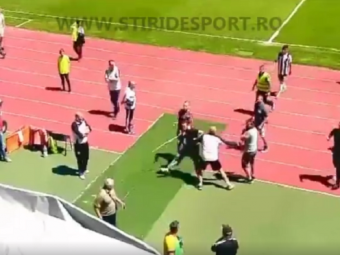 VIDEO UPDATE: Suporterii Universitatii Cluj au intrat pe teren cu bate si i-au alergat pe jucatori. L-au prins pe Cordos si au rupt tricoul de pe el