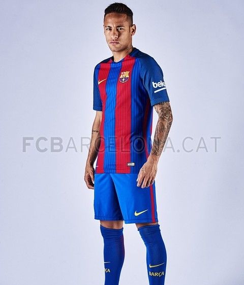Barcelona si-a lansat oficial noul echipament! Dungi verticale si fara sponsor pe tricou | FOTO_3