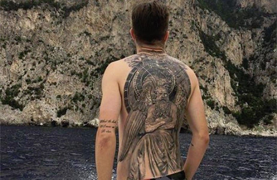 Jucatorul din Liga I care il copiaza pe Ibrahimovic: si-a acoperit complet spatele cu un tatuaj urias. Iti dai seama cine e? :)_2