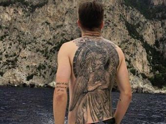 
	Jucatorul din Liga I care il copiaza pe Ibrahimovic: si-a acoperit complet spatele cu un tatuaj urias. Iti dai seama cine e? :)
