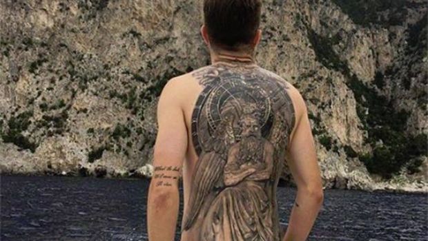 
	Jucatorul din Liga I care il copiaza pe Ibrahimovic: si-a acoperit complet spatele cu un tatuaj urias. Iti dai seama cine e? :)
