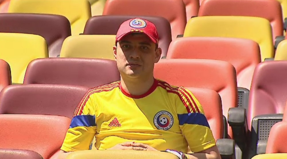 Suporterul care le cere tricolorilor sa fie asa cum e el in fiecare zi: LA INALTIME :) Are colectie de bilete de la meciuri si asteapta cu nerabdare Romania-Elvetia_5