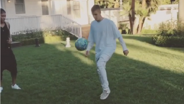 
	Surpriza! Ce scheme nebune face Justin Bieber cu mingea, alaturi de Neymar! VIDEO Cantaretul s-a antrenat in La Masia cand avea 17 ani
