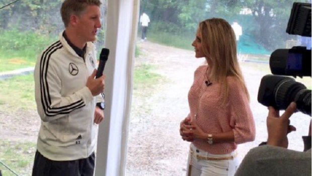 
	Nu plange, Ana! Bastian s-a intalnit cu &quot;diavolul&quot;: a apucat sa promita ca se transfera in Mexic, pentru ca in fata lui se afla o reporterita superba :) VIDEO
