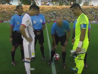 Asa ceva nu s-a mai intamplat pana acum! Cum a cazut moneda la meciul dintre Paraguay si Columbia de la Copa America! VIDEO