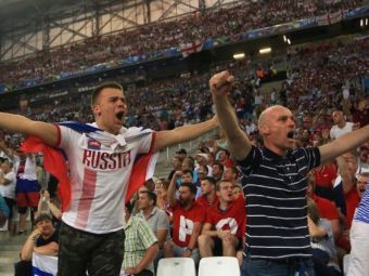 VIDEO GROTESC! Rusii au atacat pe stadion dupa finalul meciului cu Anglia. Comentatorul francez: &quot;Scene CATASTROFALE&quot;