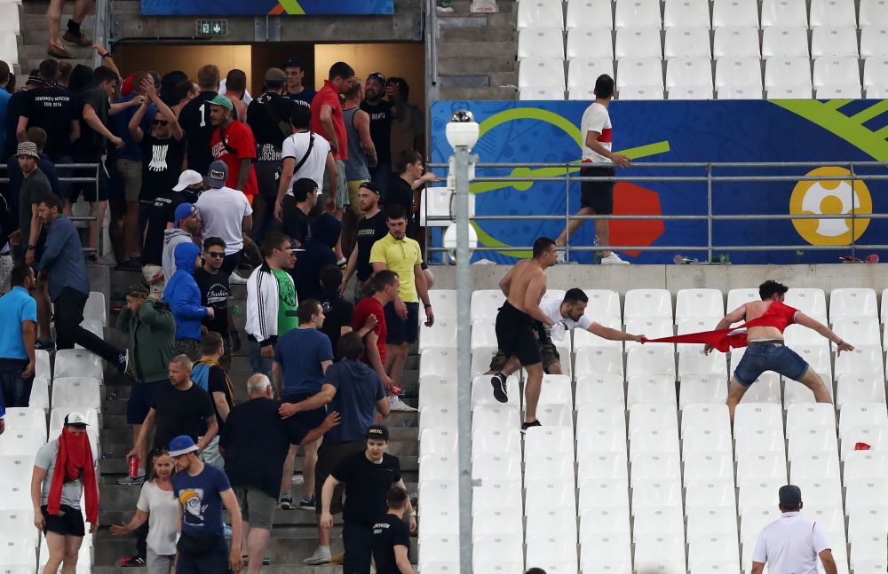 Batai, torte in tribune si suporteri dezbracati pe teren. Imaginile incredibile de la Euro care nu s-au vazut la TV! Un fan al Croatiei s-a bucurat cu jucatorii pe teren la golul cu Turcia. GALERIE FOTO_5