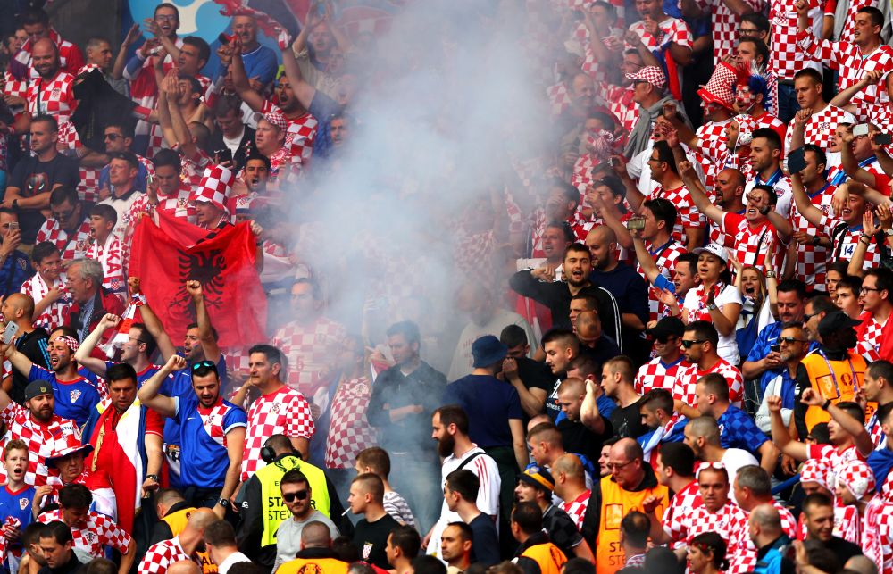 Batai, torte in tribune si suporteri dezbracati pe teren. Imaginile incredibile de la Euro care nu s-au vazut la TV! Un fan al Croatiei s-a bucurat cu jucatorii pe teren la golul cu Turcia. GALERIE FOTO_6