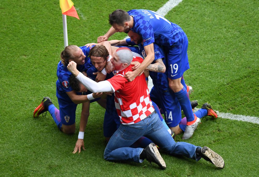 Batai, torte in tribune si suporteri dezbracati pe teren. Imaginile incredibile de la Euro care nu s-au vazut la TV! Un fan al Croatiei s-a bucurat cu jucatorii pe teren la golul cu Turcia. GALERIE FOTO_7