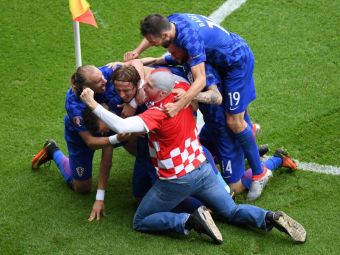 
	Batai, torte in tribune si suporteri dezbracati pe teren. Imaginile incredibile de la Euro care nu s-au vazut la TV! Un fan al Croatiei s-a bucurat cu jucatorii pe teren la golul cu Turcia. GALERIE FOTO

