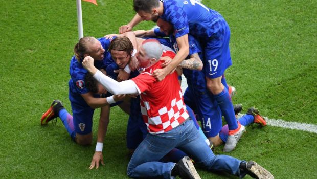 
	Batai, torte in tribune si suporteri dezbracati pe teren. Imaginile incredibile de la Euro care nu s-au vazut la TV! Un fan al Croatiei s-a bucurat cu jucatorii pe teren la golul cu Turcia. GALERIE FOTO
