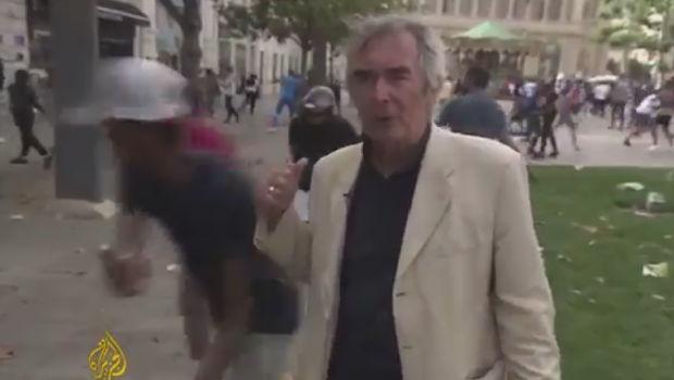 
	Nu e panica, man! :)) Reactia incredibila a acestui reporter englez, in timp ce huliganii se calcau in picioare in spatele lui VIDEO

