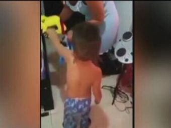 
	SUPER VIDEO! Cum reactioneaza acest copil cand mama lui incearca sa il imbrace cu tricoul nationalei! Singurul tricou de fotbalist pe care il accepta :)
