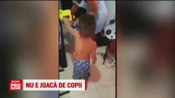  SUPER VIDEO! Cum reactioneaza acest copil cand mama lui incearca sa il imbrace cu tricoul nationalei! Singurul tricou de fotbalist pe care il accepta :) 