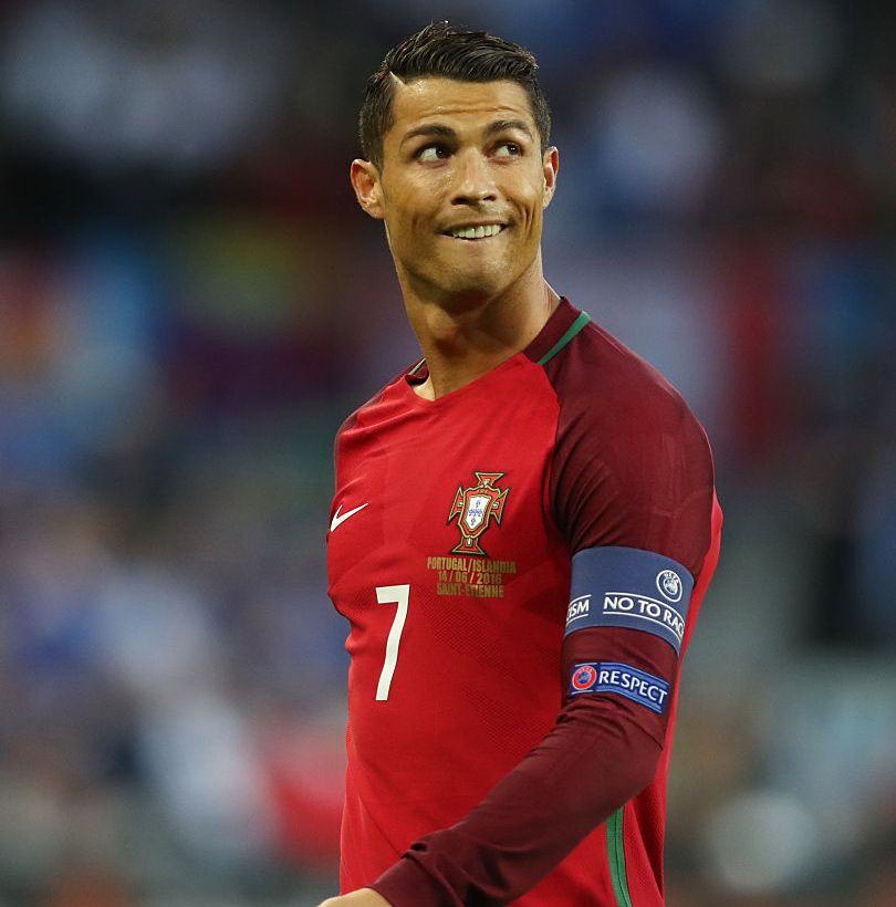 M-a sunat mama dupa meci: Ai vazut, mama, cum s-a uitat baiatul ala la tine? :) Cine este fata care l-a hipnotizat pe Ronaldo in primul meci la Euro_2