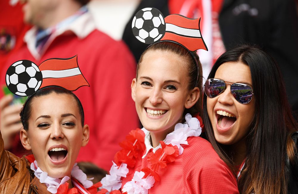 GALERIE FOTO: Cele mai frumoase fete de la Euro! Albanezele prind sigur finala, polonezele au luat toate blitzurile: poza in care doua dintre ele se saruta in tribune e azi viral pe net :)_11