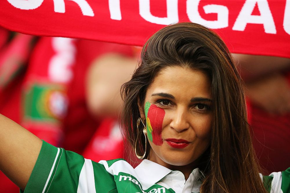 GALERIE FOTO: Cele mai frumoase fete de la Euro! Albanezele prind sigur finala, polonezele au luat toate blitzurile: poza in care doua dintre ele se saruta in tribune e azi viral pe net :)_12